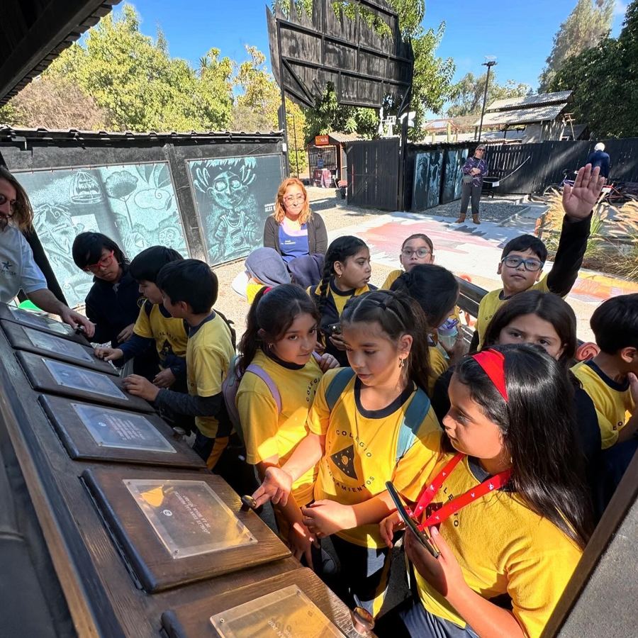 Niños resolviendo un módulo interactivo